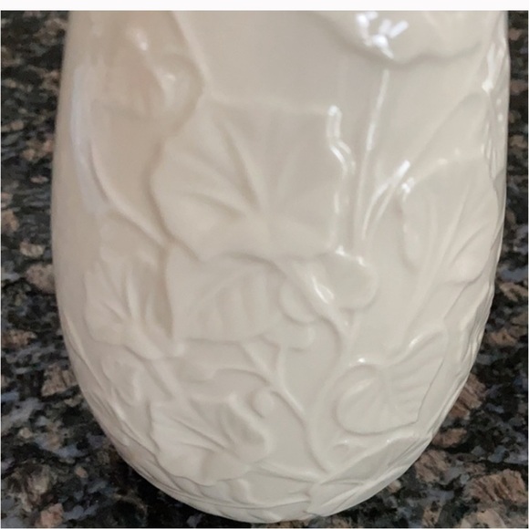 LENOX IVORY VASE WITH EMBOSSED FLOWERS GOLD TRIM 7 in - Picture 5 of 5